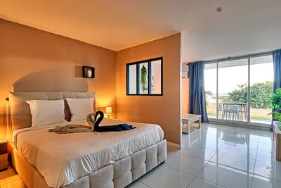 Image de Studio de luxe avec piscine, clim, Wi-Fi - Proche plage