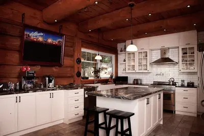 Image de Vous serez séduit par ce magnifique chalet en bois rond perché sur la montagne.