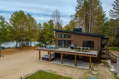 Image de Ce chalet contemporain promet des vacances mémorables.