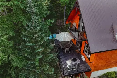 Image de Adorable chalet en cèdre, niché au cœur de la forêt avec un accès à l'eau.