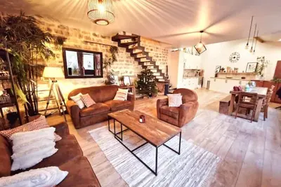 Image de belle Maison avec jardin, centre-ville, métro