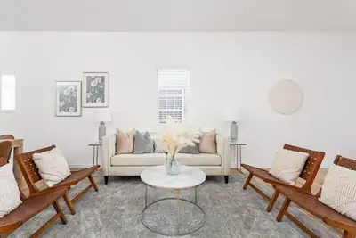 Image de Your Indy Hq | Sleeps 7 | Furry Friends Welcome