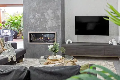 Image de Modern 4Bedroom, two bathrooms, two living areas, Heated Pool, outdoor entertaining area