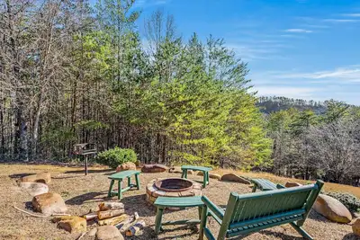 Image de Rustic 3bd+Loft Cabin! Hot Tub + Firepit w/ Views!