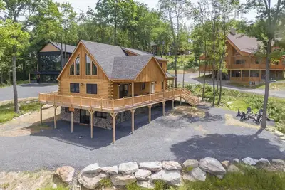 Image de Cozy Dog Friendly Chalet w/ Hot Tub & Fireplaces