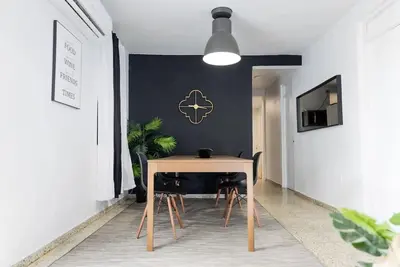 Image de Oasis. 2nd floor home close to everything you need.