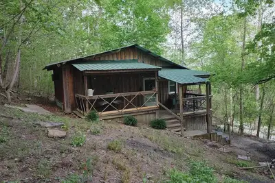 Image de Secluded, cozy cabin in the woods - rustic but with all modern conveniences!