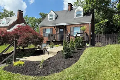 Super Comfy Bungalow - Central Locale - Pet Friendly
