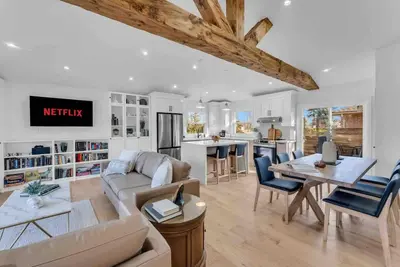 Image de Spacious Elegance: Two Living Spaces in One Home