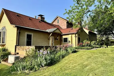 Image de Peaceful farm retreat with hiking trails and farm animals.