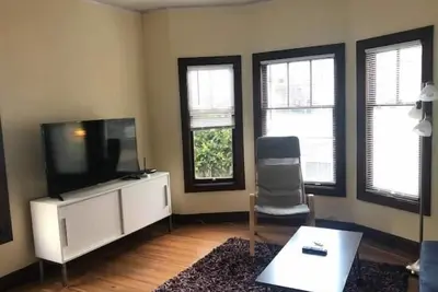 Image de Two Blocks to Campus and Downtown Northside