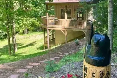 Image de Whimsical Creekside Cabin