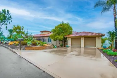 Image de Beautiful property overlooking vineyards and golf course. Lots of amenities! !