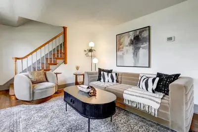 Image de East Main Lounge in Mount Joy       5 min to Spooky Nook Sports