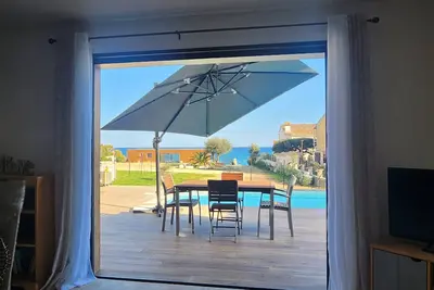 Image de Villa de 100 m² les Pieds dans L'Eau avec piscine privée
