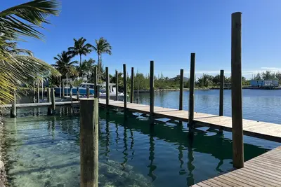 Image de Big Yellow House with Dock on Deep Water Canal and Dock Power Available