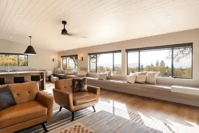 Image de L77 Ranch Farmhouse: Privacy and Comfort with Highland Cattle and Mt. Hood View