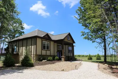Image de Vineyard Villa overlooking 40 acres of Vineyards in Ohio Wine Country