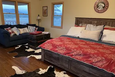 Image de John Wayne Cabin. . . with incredible views!