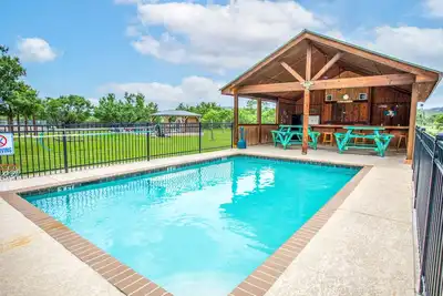 Image de Casa Bella @ Buchanan Vacation Homes - Pool & Free Frio River Access