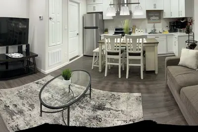 Image de Modern Comfort- Full Kitchen + Private Parking- Ideal for Professionals