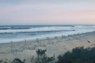 Image de 1 min walk to the Beach! In heart of Buxton- sleeps 6, pets welcome, W/D