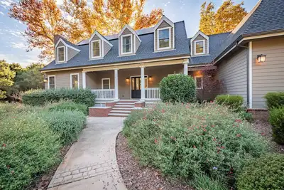 Image de Luxe Westside 5br/3. 5ba w/Pool, Hot Tub, FirePit, Movie Room & more.