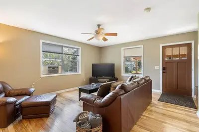 Image de Open Concept /Spacious/ Private /Modern /Hardwoods\n\n