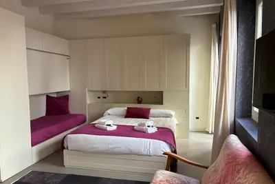 Image de A deux pas de l'Arena di Verona se trouve ce moderne et lumineux appartement, de petites dimensions mais équipé de tout le confort nécessaire. Situé au premier étage d'un bâtiment historique sans ascenseur, cet hébergement bénéficie d'une magnif