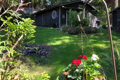 Image de Snug Cove-Bowen Island-Super Comfy Cottage steps from ferry, shops, restaurants.