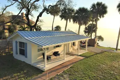 Image de Private 1 Acre Waterfront Oasis with Dock and Direct view of Rocket Launches! !