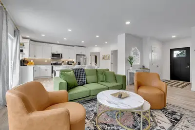 Image de Brand New Home in Wny! Sleeps 13. Central location, only 8 min from airport!