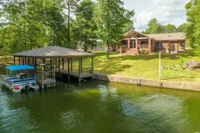 Image de Relaxing Lake Hamilton Home with Private Dock, Hot Tub, Kayaks, Fire Pit