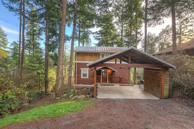 Image de Newly Updated Cottage with Hot Tub, 2 fireplaces, fire pit