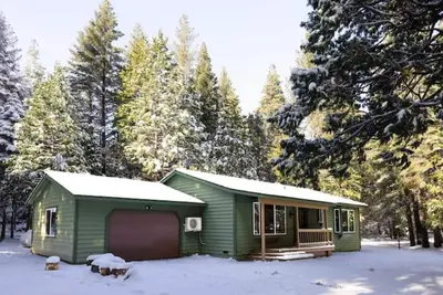Image de Lassen/McCumber Lake Luxury Cabin with Hot Tub