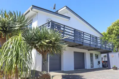 Image de The ĹŚhope Beach Hideaway: Modern beach house, 3 minutes from white sand beach.