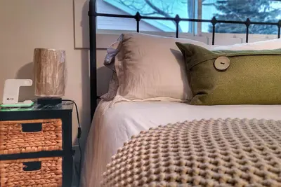 Image de Stylish, perfect location, w/ Lake & park, backyard & ping pong