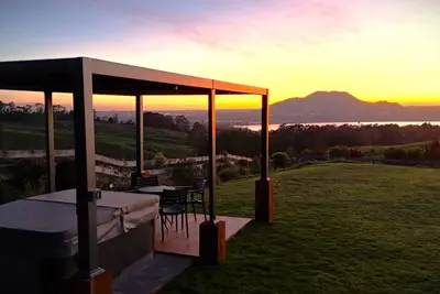 Image de Lake Taupō Luxury Home + Hideaway Apartment + Spa Pool