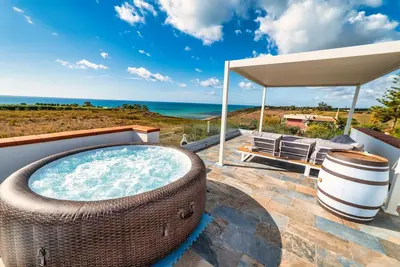 Image de Vue sur la mer, à 400 mètres de la plage bleue, mini-piscine hydromassage