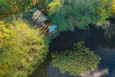 Image de Luxury secluded lakeside cabin with hot tub. Pet Friendly!
