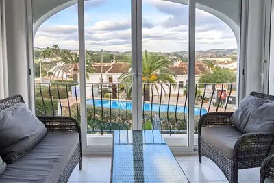 Image de Schöne Große Maisonette Wohnung, Gemeinschaftspool, 5 Autominuten bis zum Strand