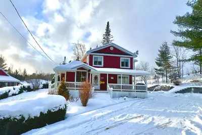 Image de Le Lake House. Bord de l'eau, plage, spa, Billard!
