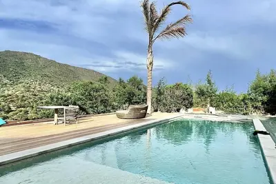 Image de Villa de charme, vue panoramique exceptionnelle, piscine avec plage immergée