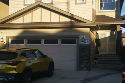 Image de Spacious stylish family-friendly two bedroom basement suite for your comfort