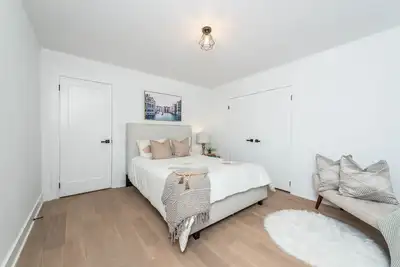 Image de Newly renovated 4 Rooms and 3 Baths Suite w/ Parking by Pearson Airport\n\n
