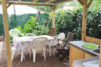 Image de Maison de ville avec cuisine d'été Appareil cuisson ustensil  et vaisselle