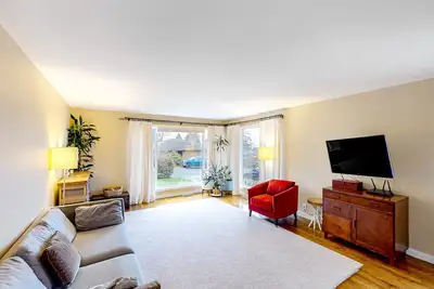 Image de Remodeled mountain-view home with deck, streaming, wonderful backyard, patio, Ac