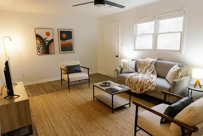 Image de \"Morning View 3” Cozy Modern Stay - College/Hiking
