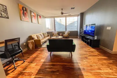 Image de Cozy Retreat with Rooftop Pool, Parking, and Spacious Comfort