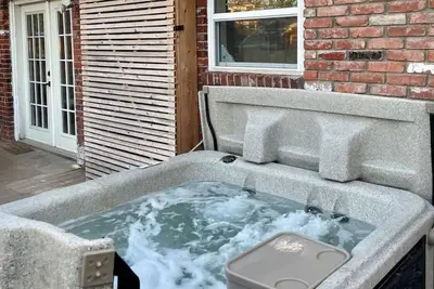 Image de Unique Design | Hot Tub | Brookside | Gathering Pl